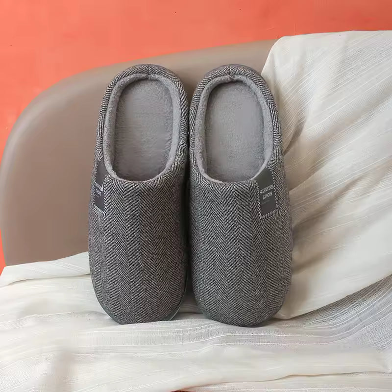 Warme Damen Pantoffeln im Herringbone-Design mit rutschfester Sohle. Perfekt für gemütliche Stunden zu Hause.
