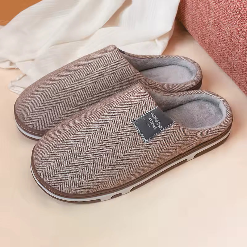 Nahaufnahme der Damen Komfortschuhe: Hausschuhe mit detailreichem Herringbone-Muster und weichem Innenfutter.