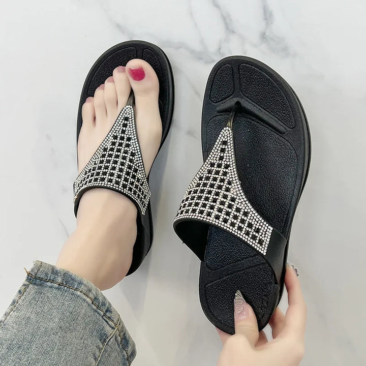 Ein Paar elegante Damen Platform-Slipper mit Strass, bereit für Sommer-Mode und bequeme Auftritte.