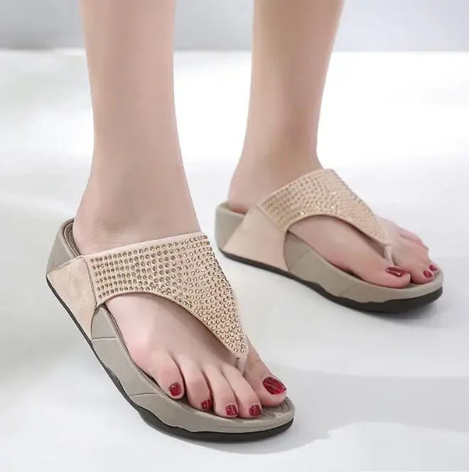 Stilvolle, bequeme Damen Platform-Slipper mit funkelndem Strass für den Sommer.
