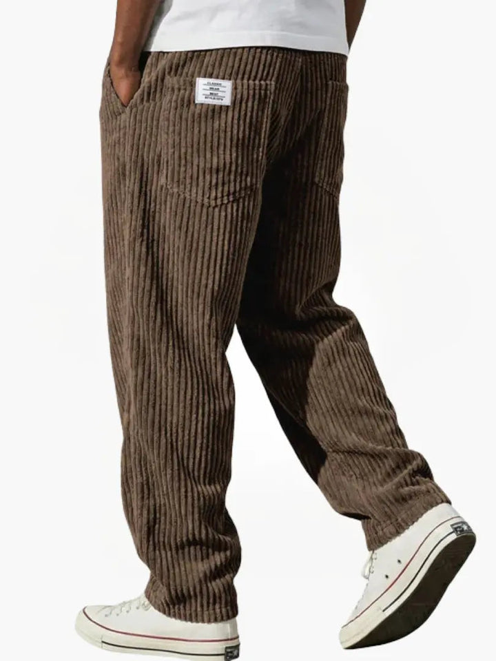 Moderne Herren Sporthose: Locker sitzende Freizeithose mit breitem Bund für optimalen Tragekomfort.