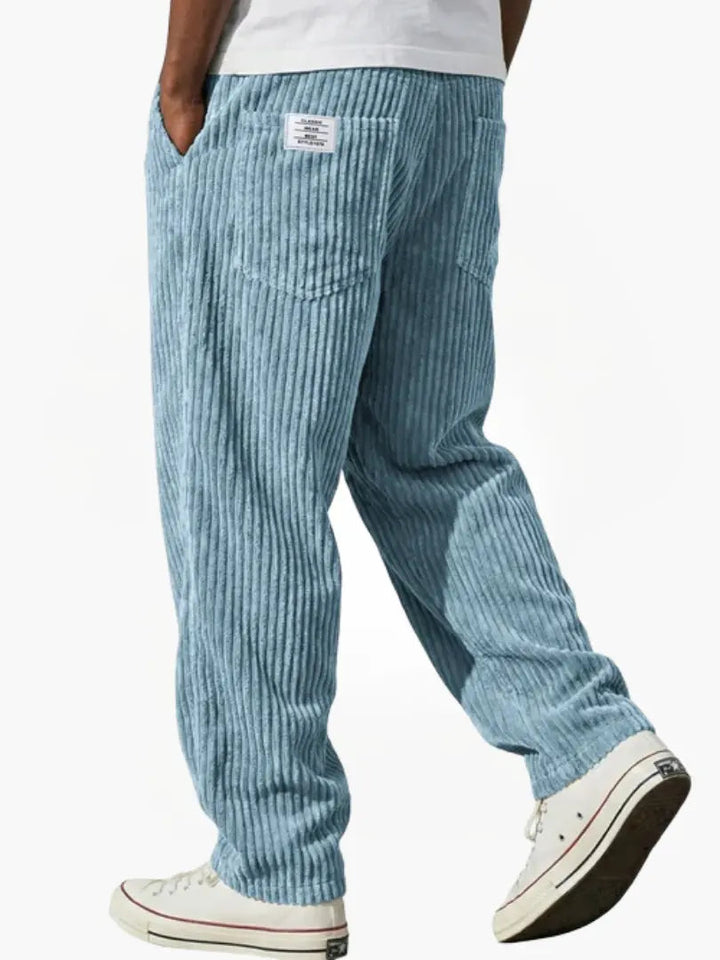 Entspannte Herren Freizeithose: Moderne Jogginghose mit weitem Schnitt und elastischem Bund für Komfort.