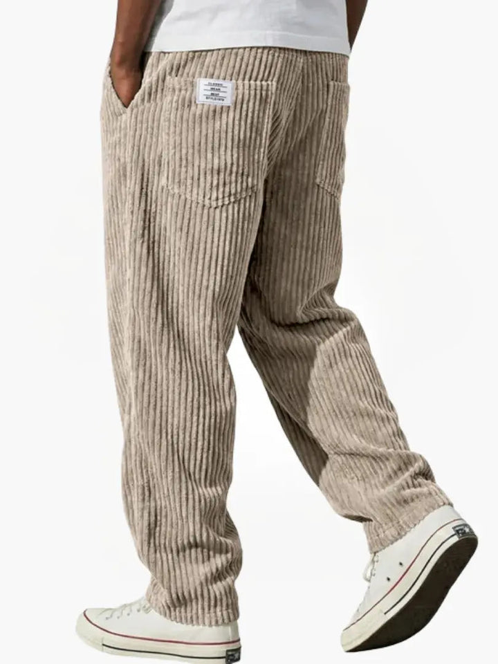 Komfortable Herren Hose: Weite Jogginghose mit praktischen Seitentaschen, perfekt für Zuhause oder Training.