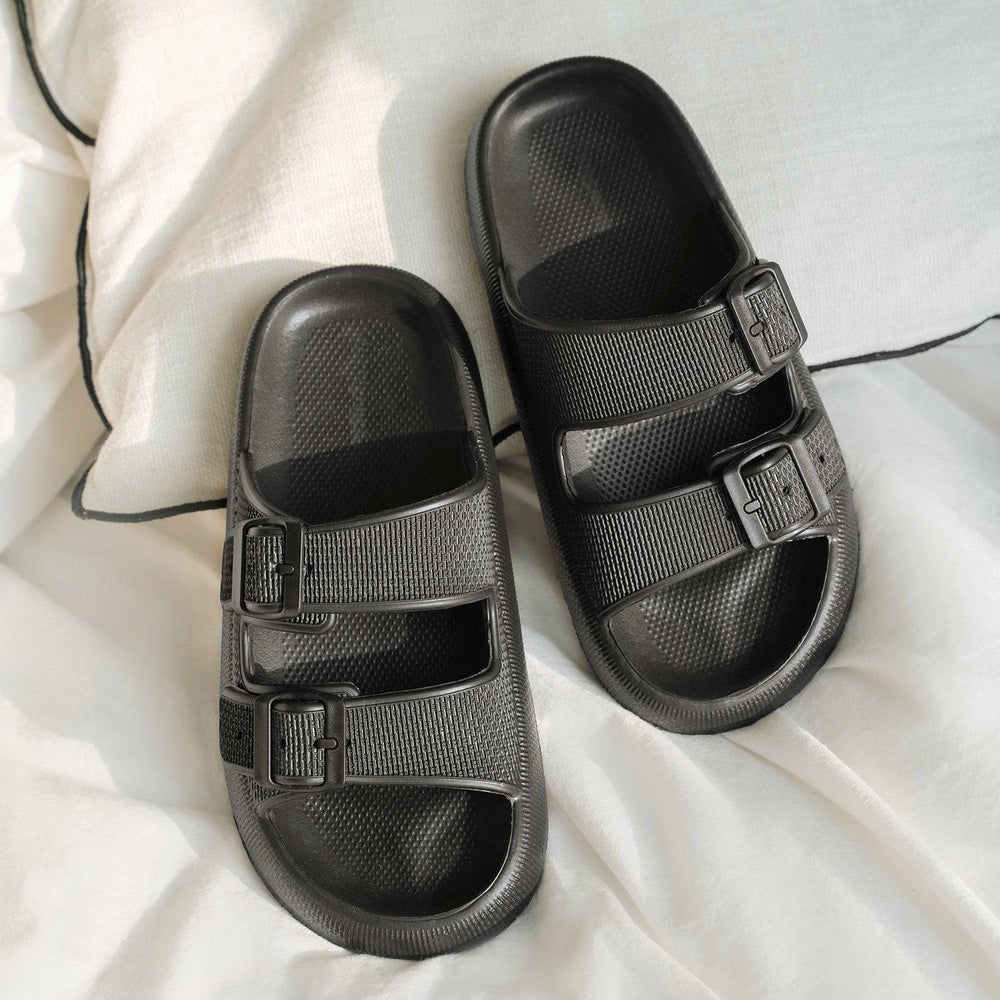 Bequeme Livia Pillow-Slides mit federleichter, weicher Sohle. Ideal als Unisex Sommerschuhe und rutschfeste Badelatschen.