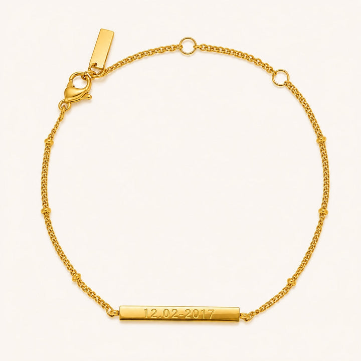 Personalisiertes goldenes Damen Armband mit Gravur, ein stilvolles und hypoallergenes Geschenk für Frauen, langlebig.