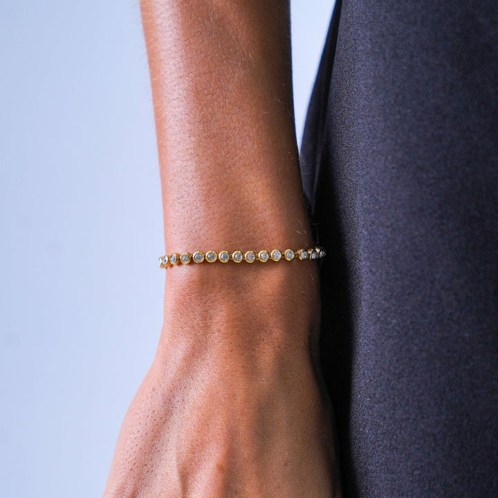 Modernes Damen Armband aus Edelstahl mit Zirkonsteinen, wasserfest & elegant. Stilvoller Schmuck.