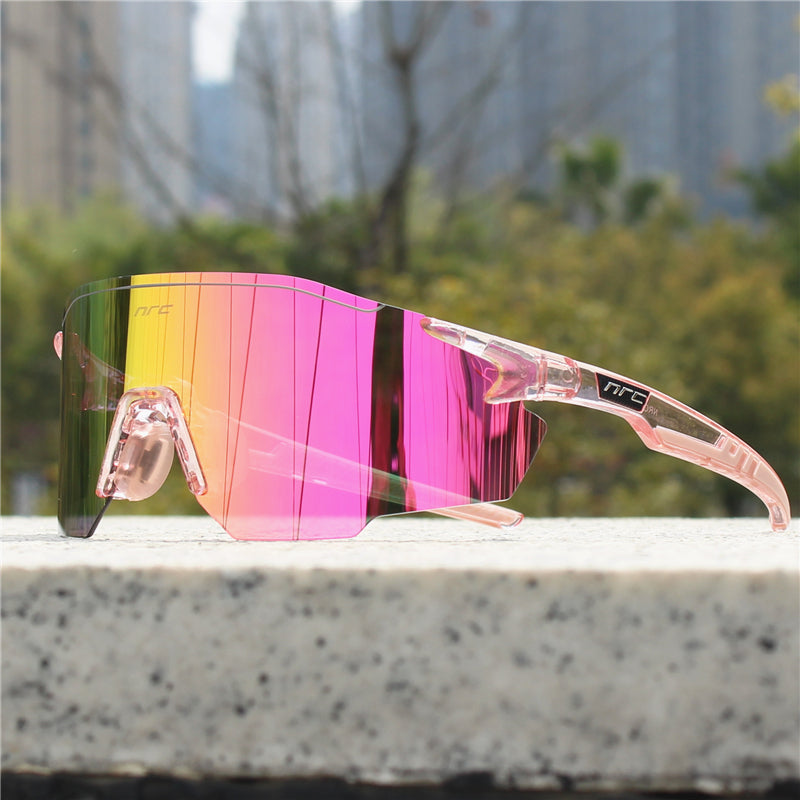 Detailansicht der Sport-Herrensonnenbrille mit breitem verspiegeltem Schildglas, bietet optimalen UV-Schutz.