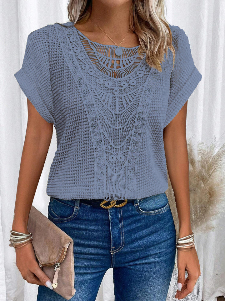 Elegantes Damen-Oberteil in Regular Fit mit feiner Spitze und Kurzarm. Ein feminines Sommer T-Shirt.