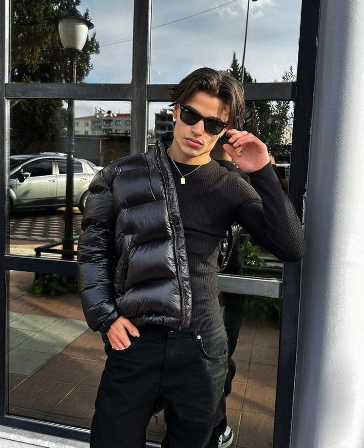 Rückansicht der warmen Herren Winterjacke (Steppjacke) mit Kapuze, für optimalen Kälteschutz.