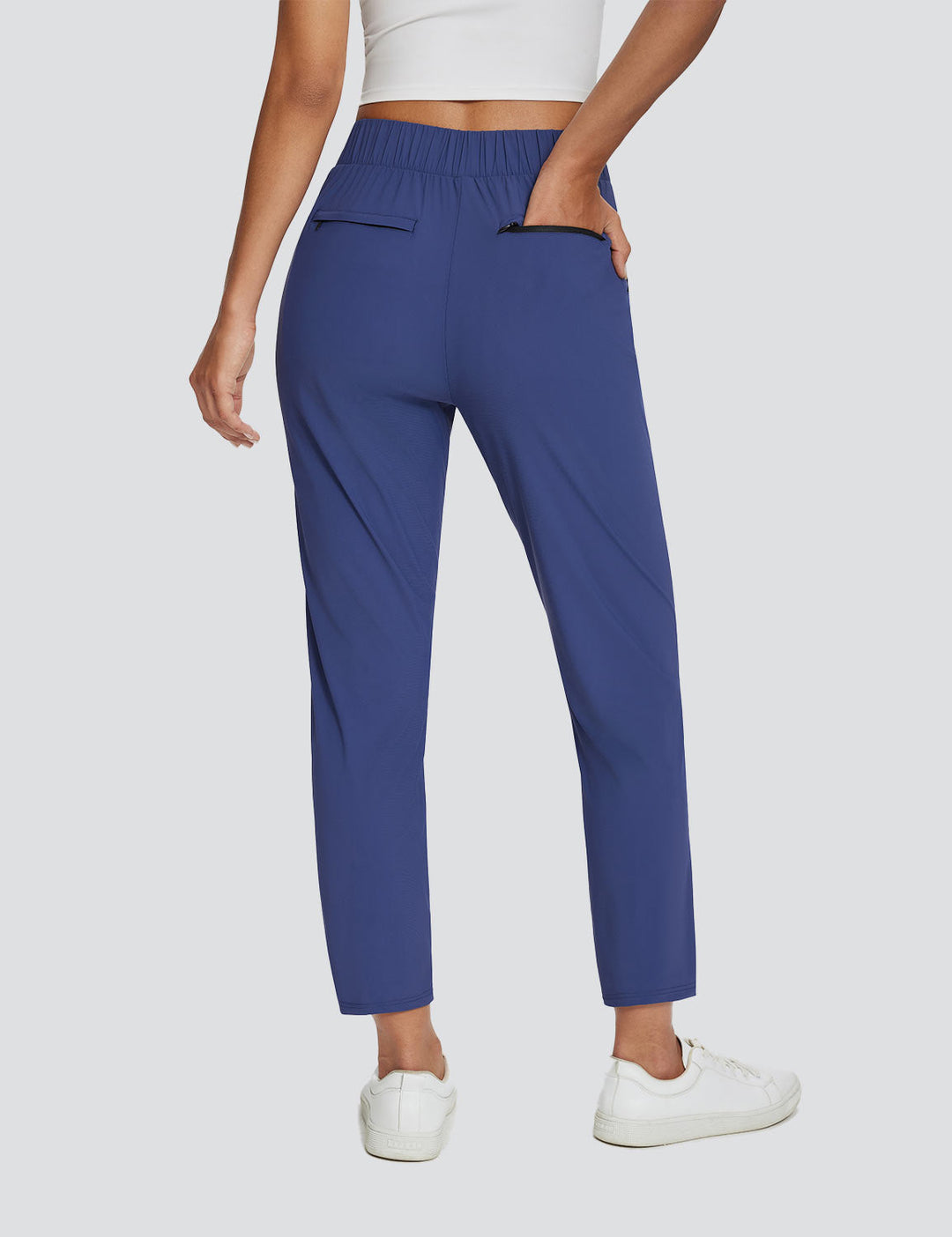 Vielseitige Damenhose mit UPF 50+, hohem Bund, Beinschlitz. Bequem für aktive Frauen im Sommer.