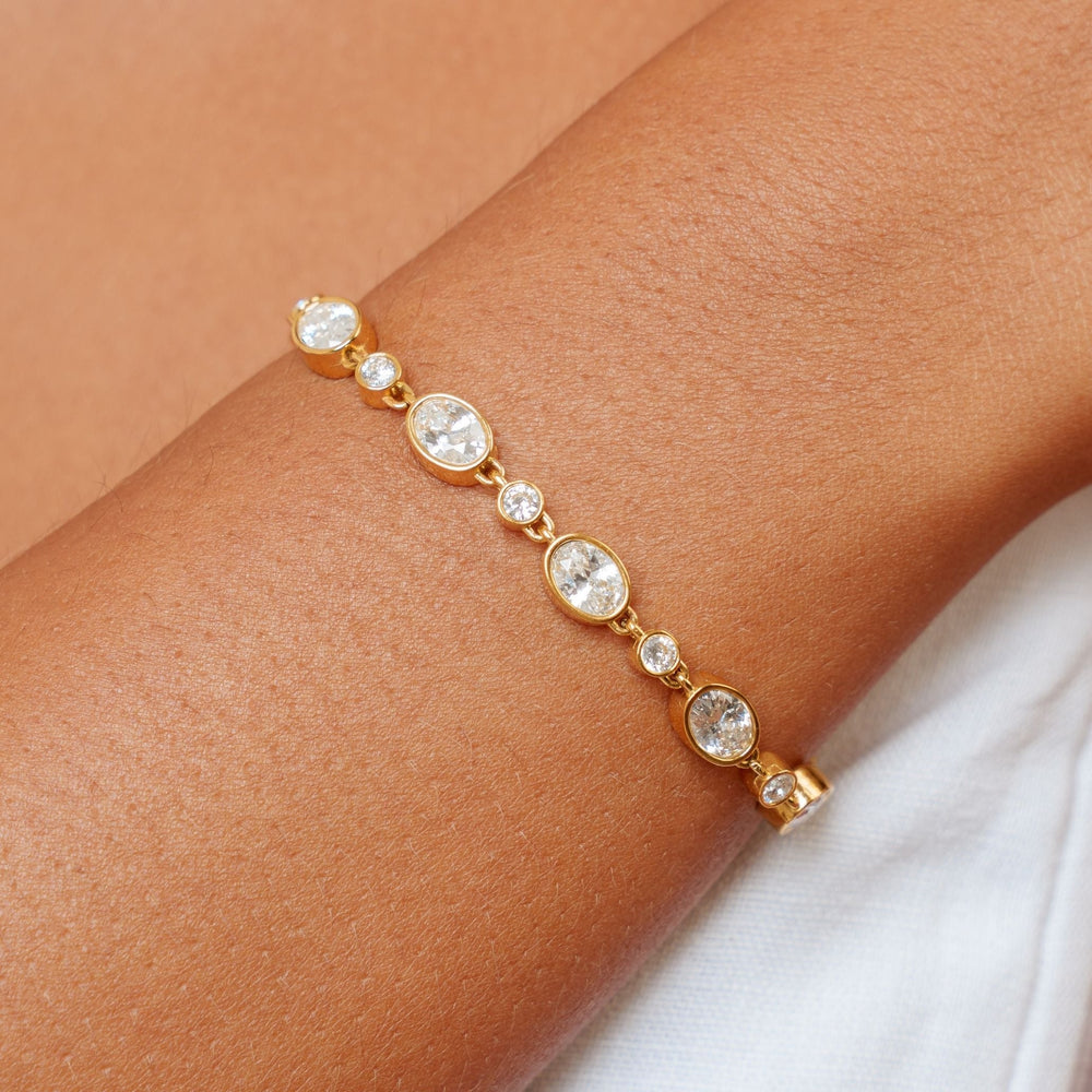 Hochwertiges Damen Goldarmband aus wasserfestem Edelstahl, hypoallergen mit glitzernden Zirkonsteinen.