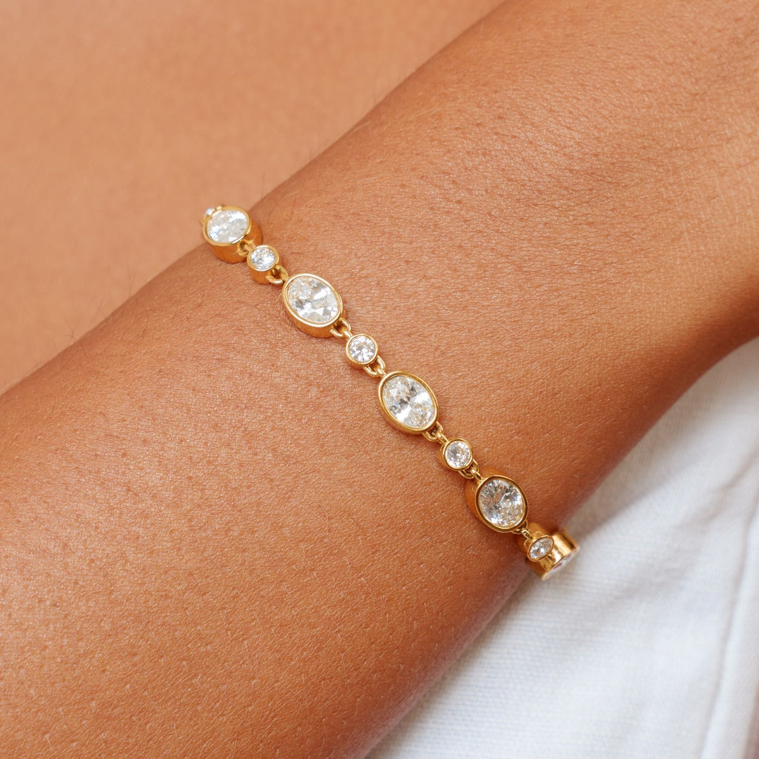 Hochwertiges Damen Goldarmband aus wasserfestem Edelstahl, hypoallergen mit glitzernden Zirkonsteinen.