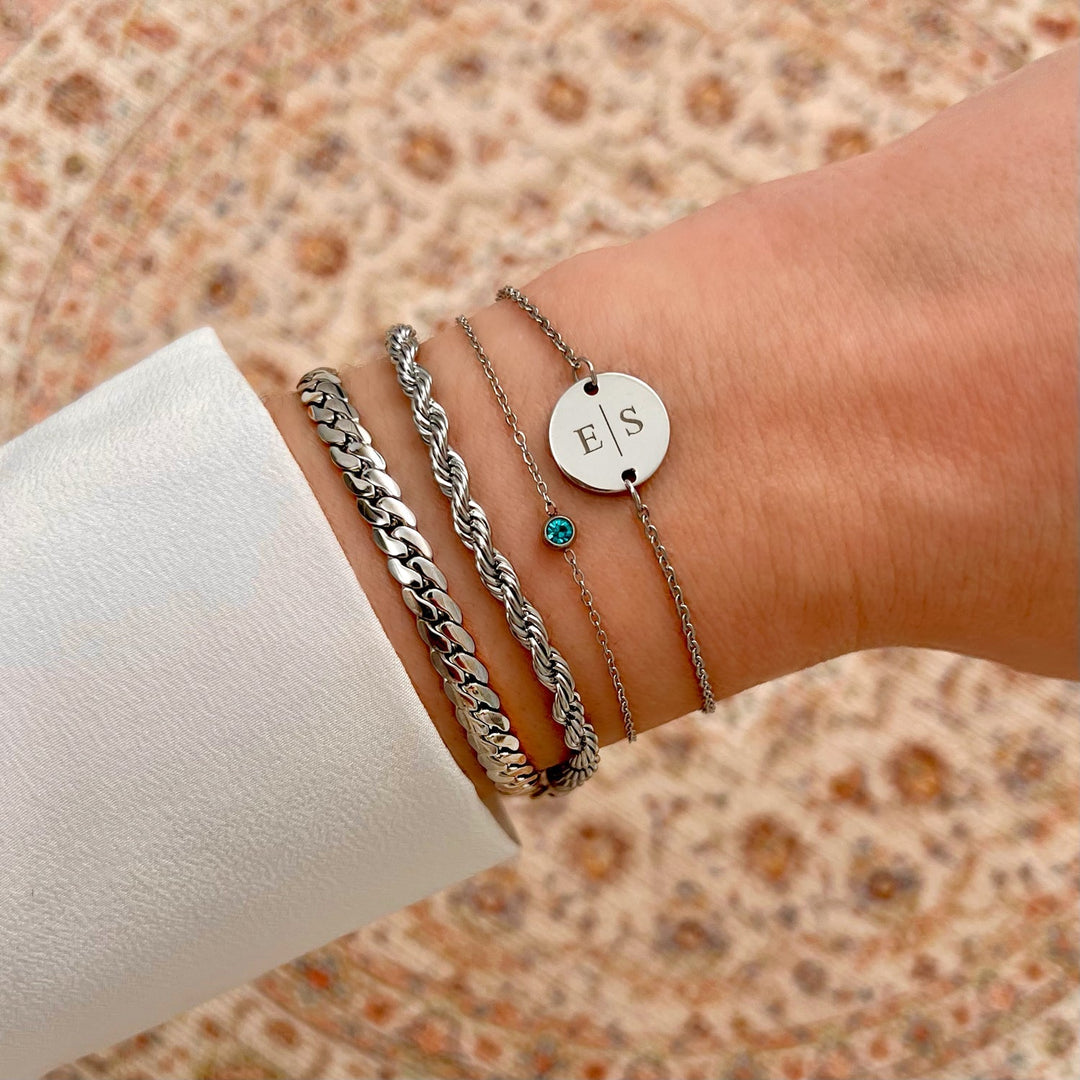 Nahaufnahme: Runder Geburtsstein auf vergoldetem Sterling Silber Damenarmband, luxuriöser Schmuck.