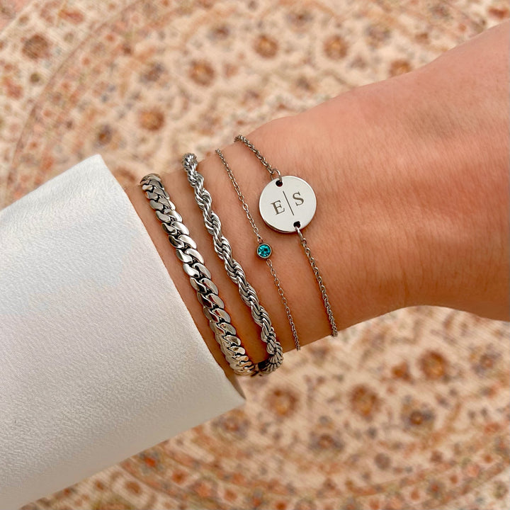Nahaufnahme: Runder Geburtsstein auf vergoldetem Sterling Silber Damenarmband, luxuriöser Schmuck.
