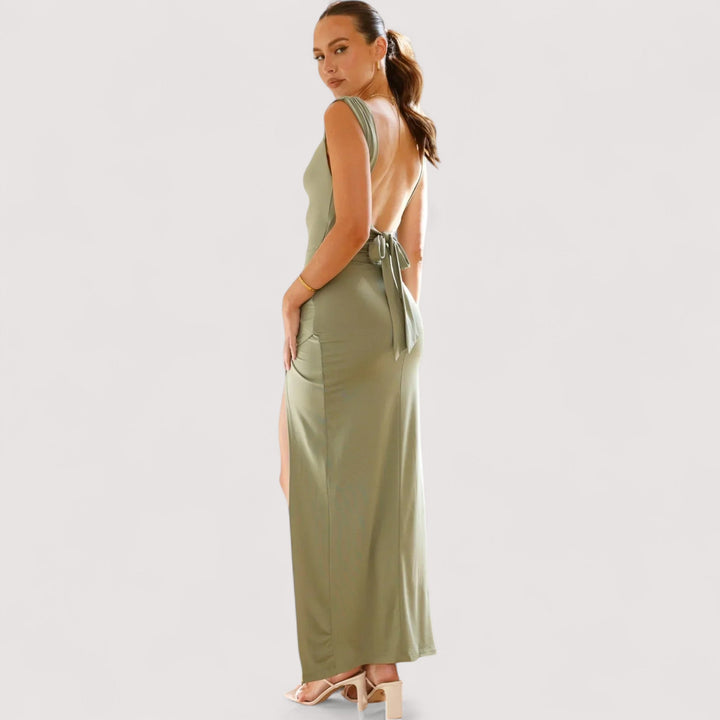 Stylisches dunkelgrünes Damen Maxikleid mit Beinschlitz & gerafften Spaghettiträgern. Ideal für Sommerfeste & Partys.