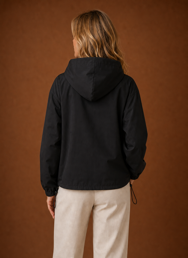Elegante Damen Outdoorjacke in Oliv mit Kapuze, schützt vor Wind an Übergangstagen.