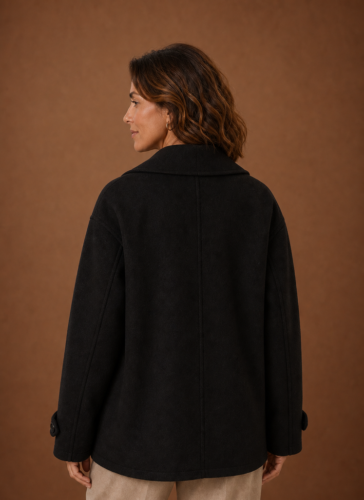 Damen Übergangsmantel im Oversize-Stil. Eleganter Langarm Mantel mit klassischer Knopfleiste für Frühling & Herbst.