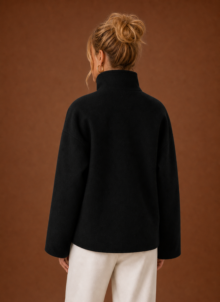 Detailansicht des Stehkragens und Reißverschlusses der grauen Damen Übergangsjacke, schick & praktisch.