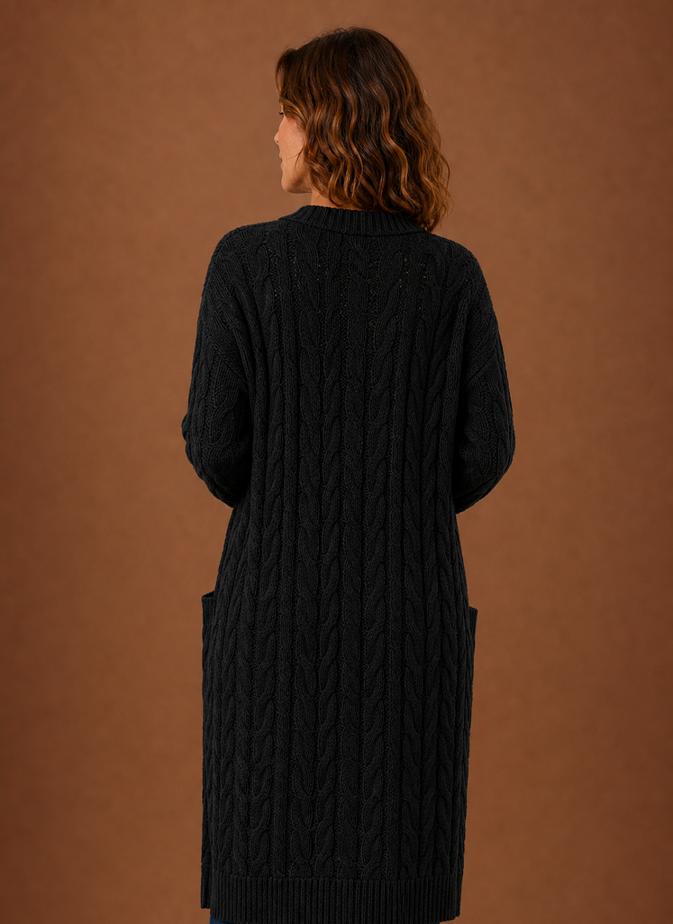 Weiche Damen Langstrickjacke mit Kapuze, angenehm warm für kalte Tage.