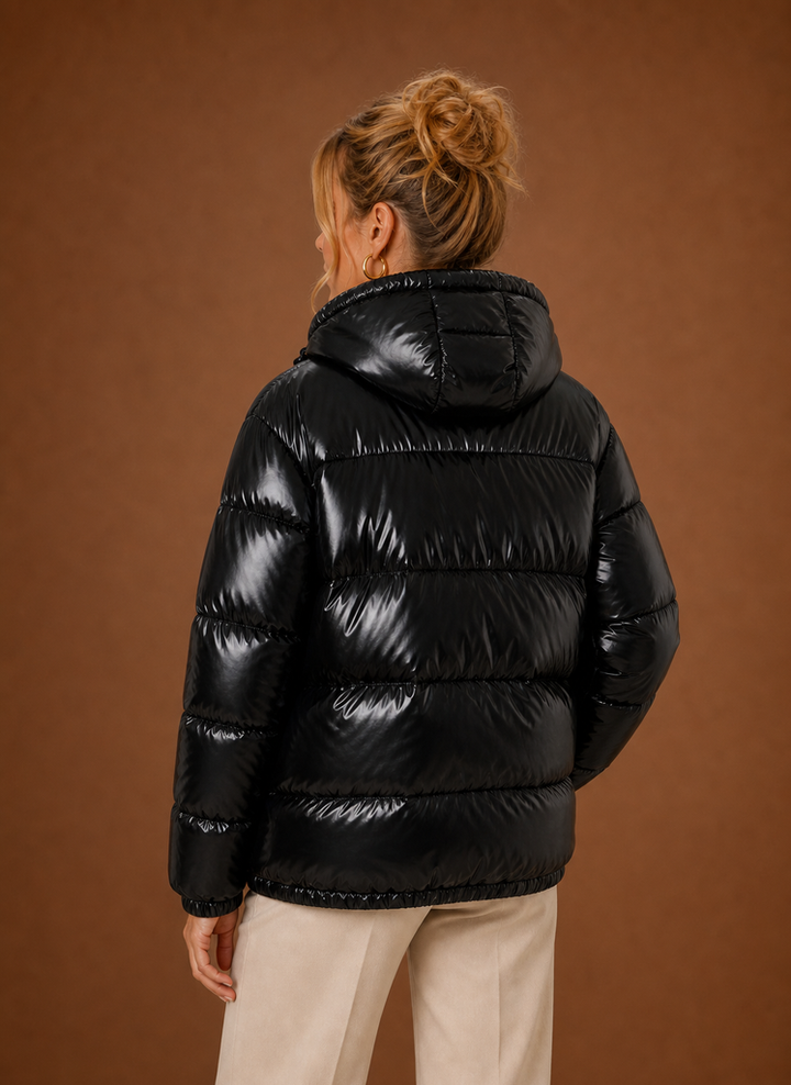 Rückenansicht der schwarzen Oversized Damen Steppjacke, modische Oberbekleidung Herbst/Winter.