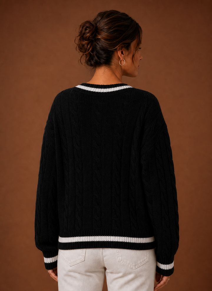 Detailansicht: Hochwertiger Zopfstrick & V-Ausschnitt des Damen Strickpullovers. Eleganter Look für Damenmode.