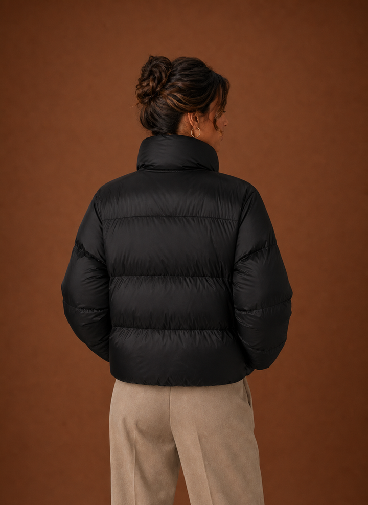 Schicke Damen-Oberbekleidung: Schwarze Steppjacke, gesteppt und elegant. Perfekte Begleiterin im Winter.
