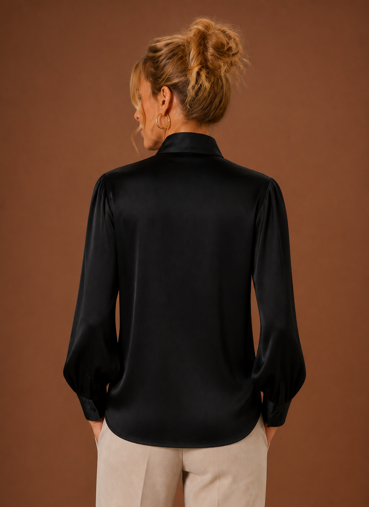Chic rote Damen-Satinbluse mit elegantem Schleifendetail, fließend und langärmlig.