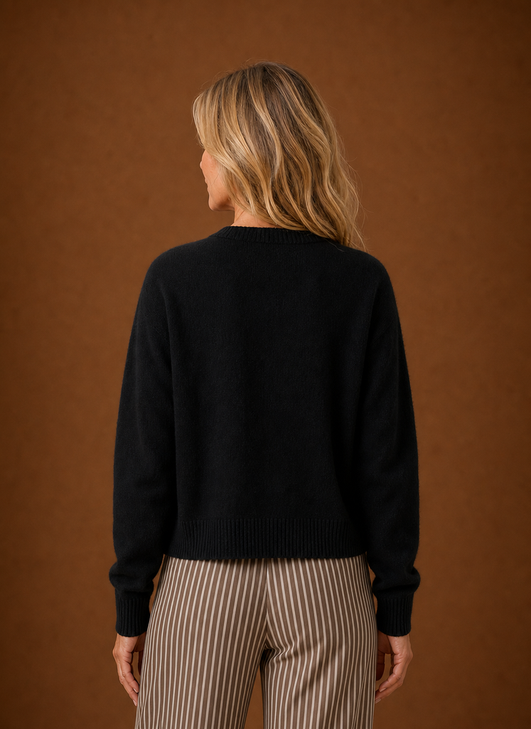 Basic Damen Strickjacke mit Rundhals. Ein Muss für jede Saison, komfortabel und schick.