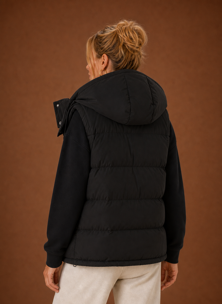 Cremeweiße Oversized Damen Steppweste mit Kapuze. Vielseitige Herbst-Wintermode, perfekt zum Layering.