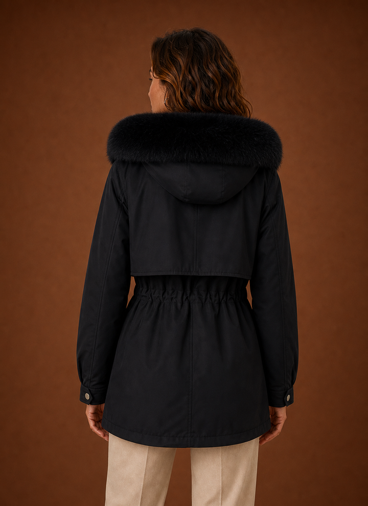 Klassischer Damen Parka in dunkler Farbe mit voluminöser Kunstfellkapuze. Warme & moderne Wintermode.