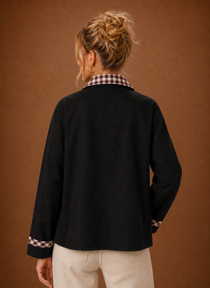 Damenjacke im Field-Look mit kariertem Kragen, bequemer Schnitt für aktive Frauen.