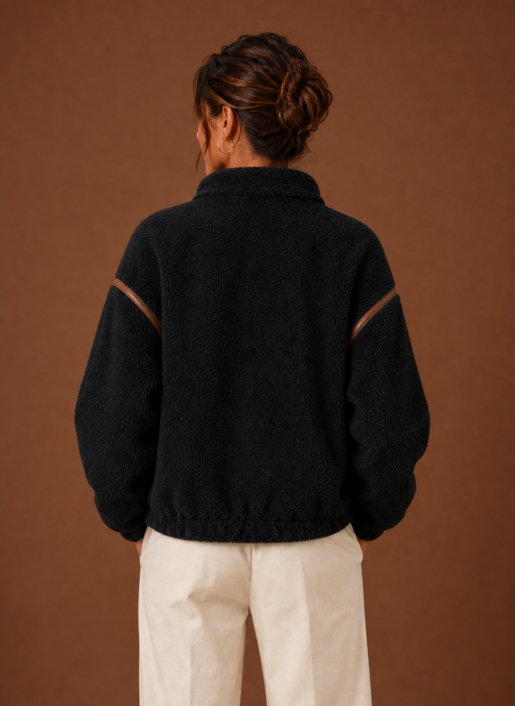 Komfortable schwarze Damen Freizeitjacke aus Sherpa-Material, vielseitig für Herbst und Winter.