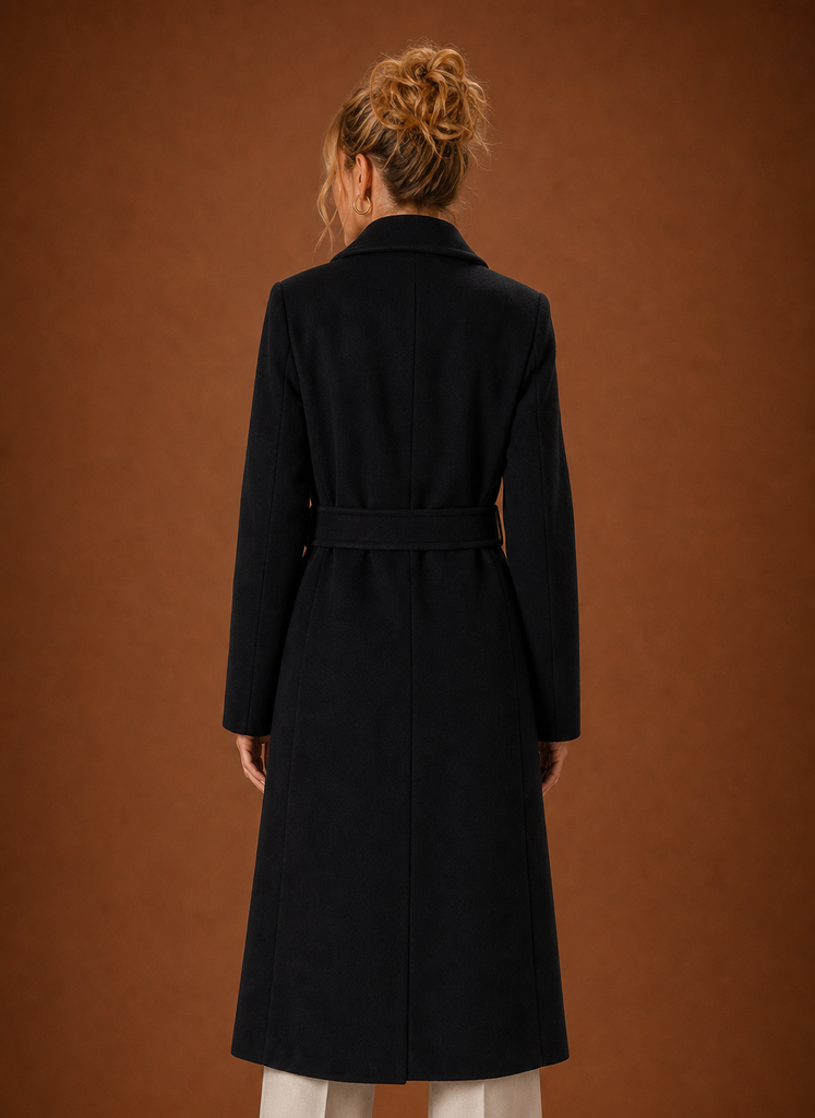 Klassischer beiger Damen Trenchcoat von hinten. Stilvolle Rückansicht einer modischen Übergangsjacke für Frühling.