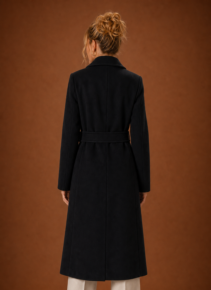 Klassischer beiger Damen Trenchcoat von hinten. Stilvolle Rückansicht einer modischen Übergangsjacke für Frühling.