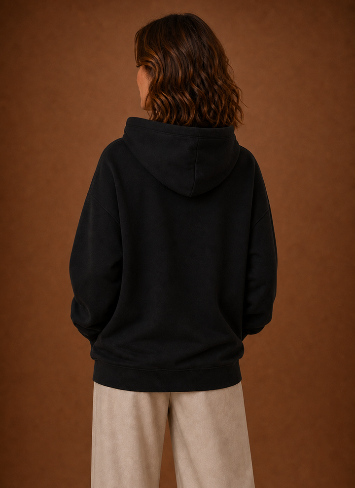 Damen Oversized Kapuzenpullover (Weiß) mit Trend-Print, kombiniert für gemütliche Herbst-Outfits.