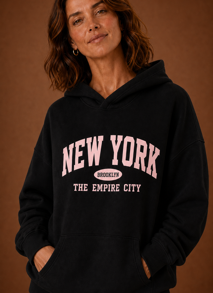 Rückansicht des schwarzen Damen Oversized Hoodies mit Print. Entspannte Passform für Freizeit.
