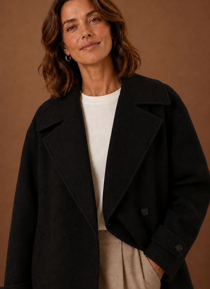 Stylischer Damen Mantel, ideal als Übergangsmantel. Klassische Oberbekleidung mit Knopfleiste für elegante Frauen.