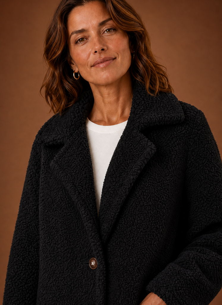 Hochwertiger, stilvoller Damen Teddymantel, Zweireiher, warm und kuschelig; ein Must-have für den Winter.