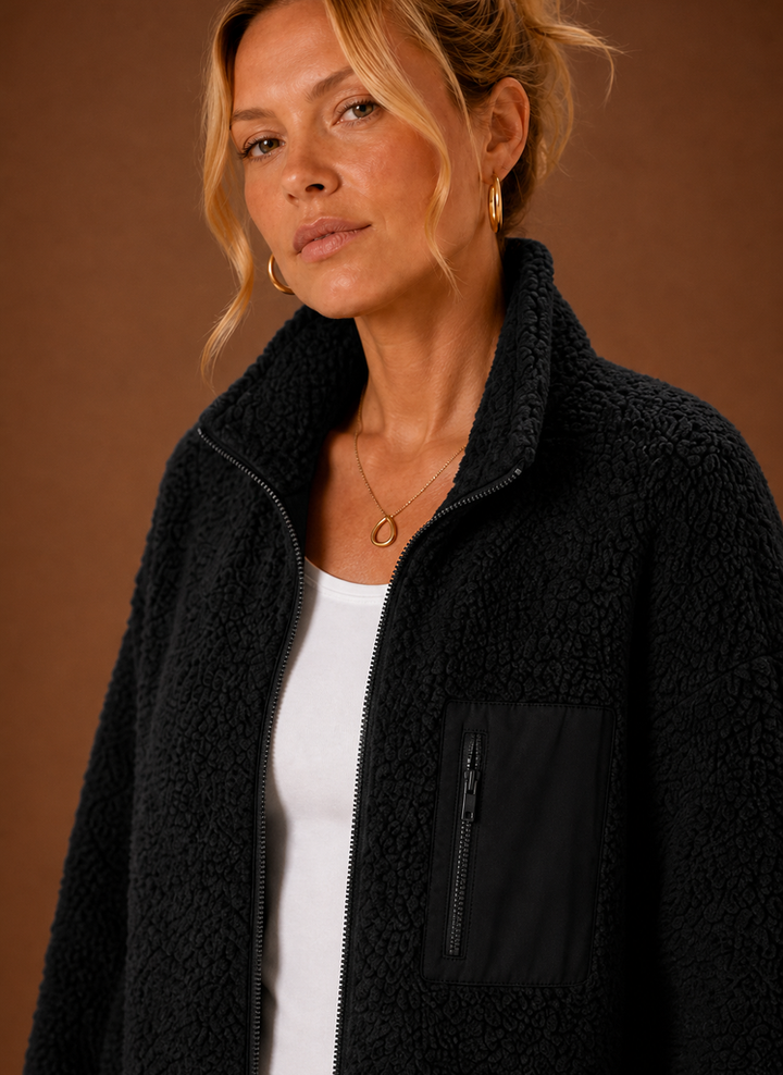 Modische Damen Sherpa-Reißverschlussjacke in neutraler Farbe. Leicht kombinierbar & gemütlich.