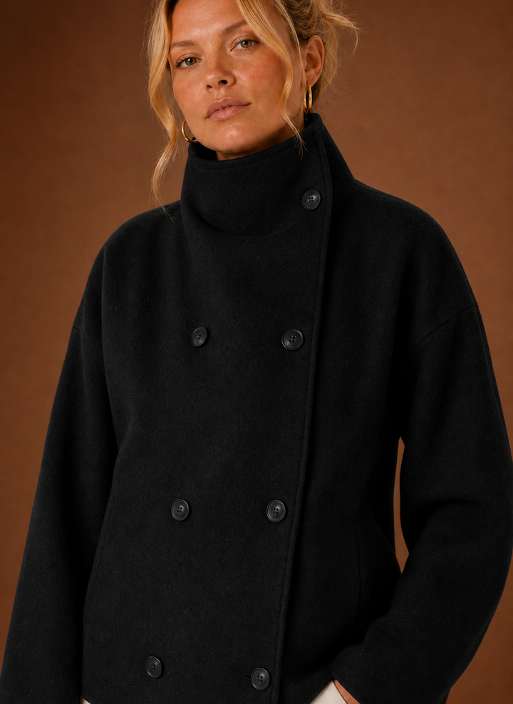 Model trägt stilvolle graue Damen Übergangsjacke mit Stehkragen, perfekt für verschiedene Frühlings-Looks.