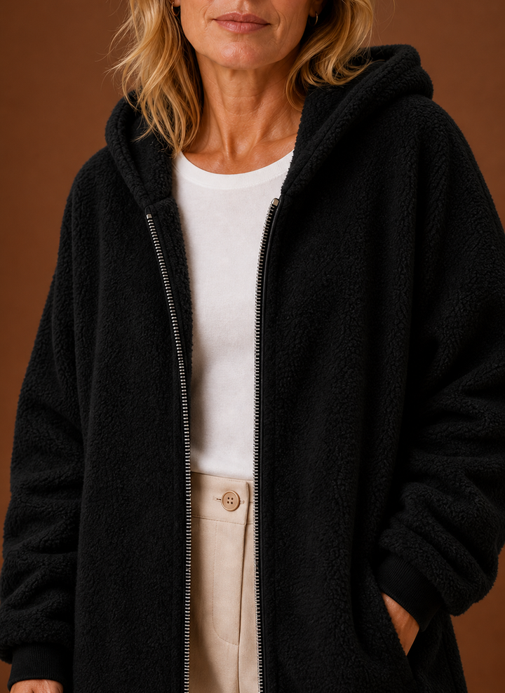 Damen Herbstmode: kuschelige Langjacke mit Kapuze, warm und weich.