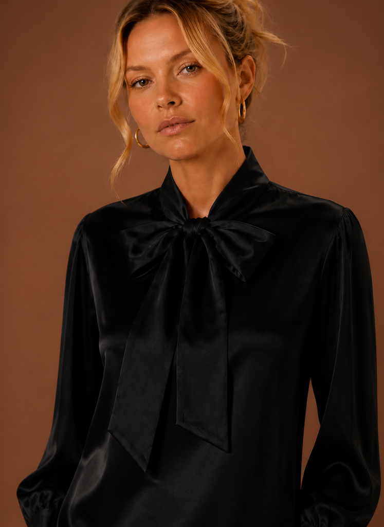 Zeitlose weiße Damenbluse mit Satin-Glanz und eleganter Schleife für festliche Outfits.