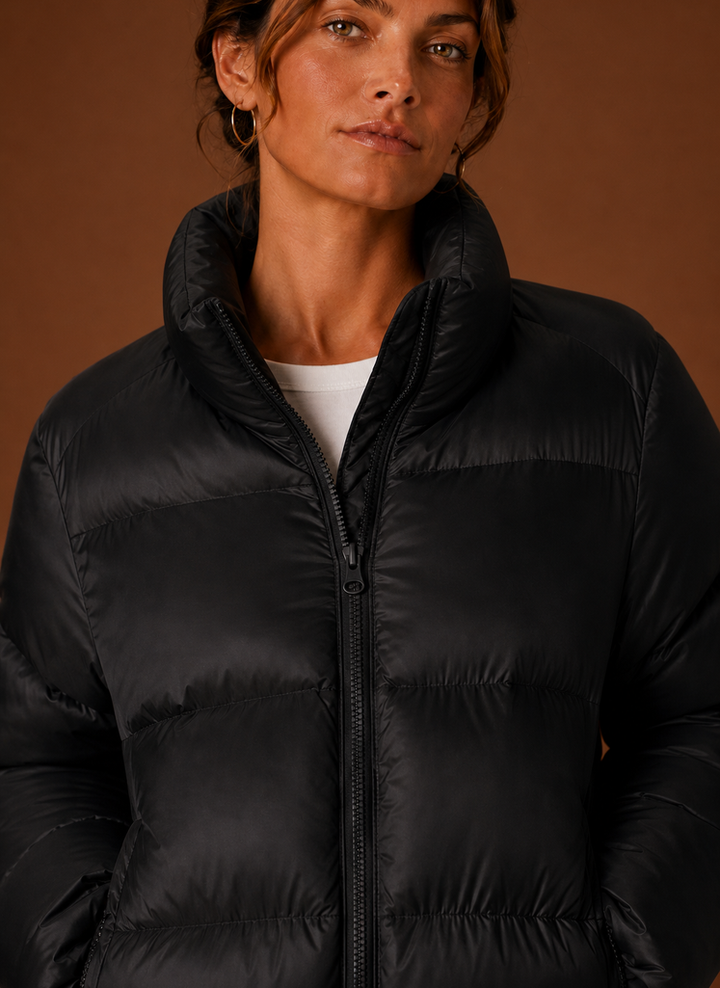 Warme braune Damenjacke mit Steppung. Modische Herbstjacke, gesteppt und tailliert für stilvolle Damen.