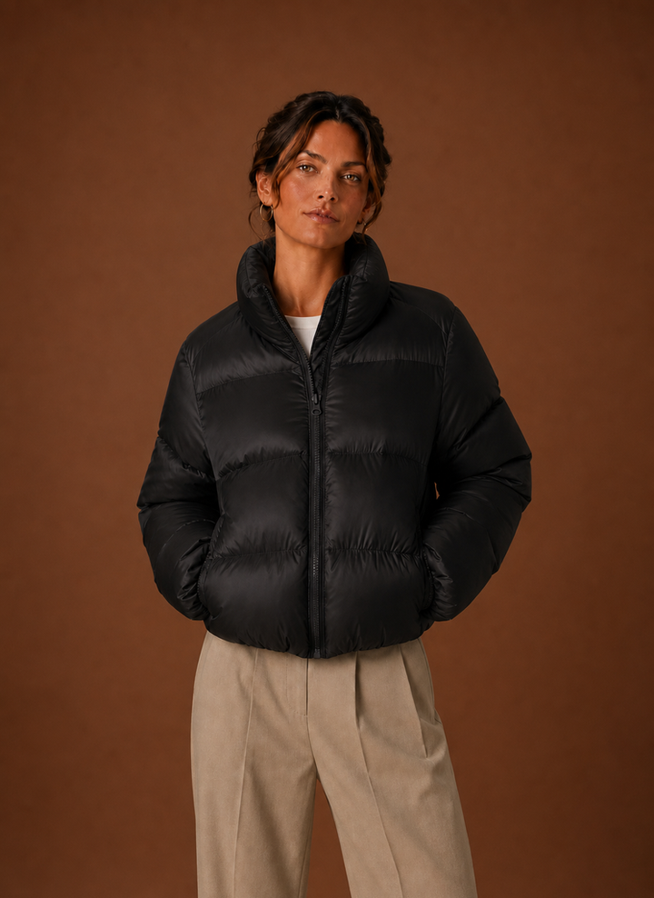 Modische schwarze Damen Steppjacke, tailliert geschnitten. Warme Herbstjacke & Winterjacke für Frauen.