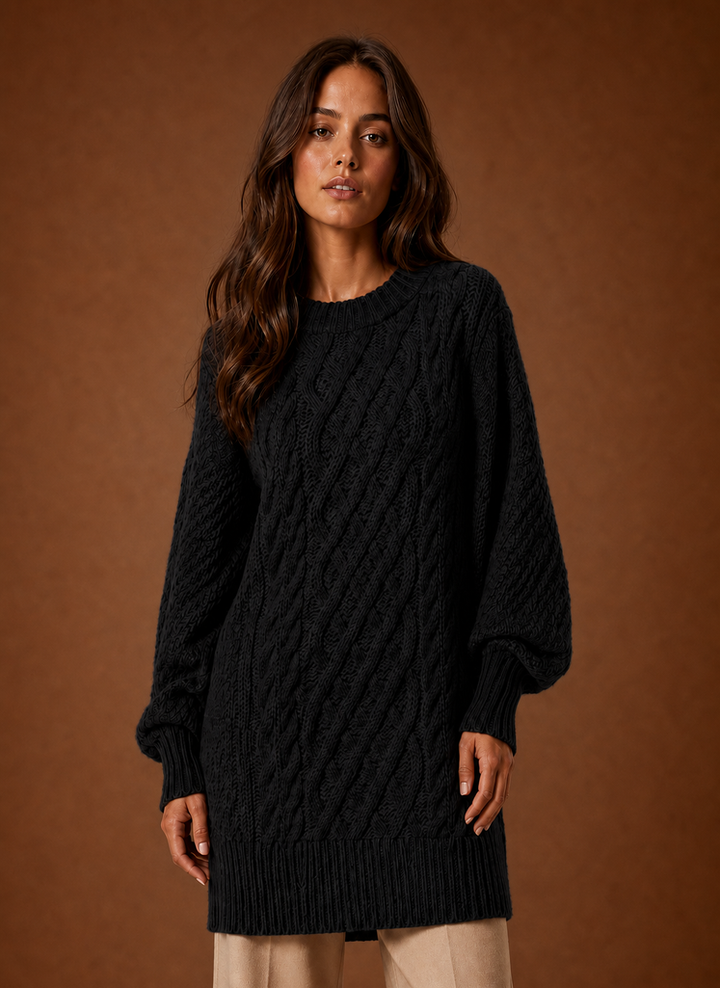 Gemütliches Oversized Strickkleid für Damen mit elegantem Zopfmuster und Ballonärmeln.