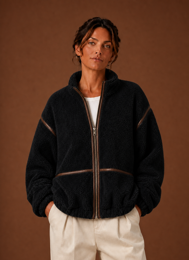 Gemütliche weiße Damen Sherpa-Jacke mit Reißverschluss, ideal für kalte Wintertage. Warme Freizeitjacke.