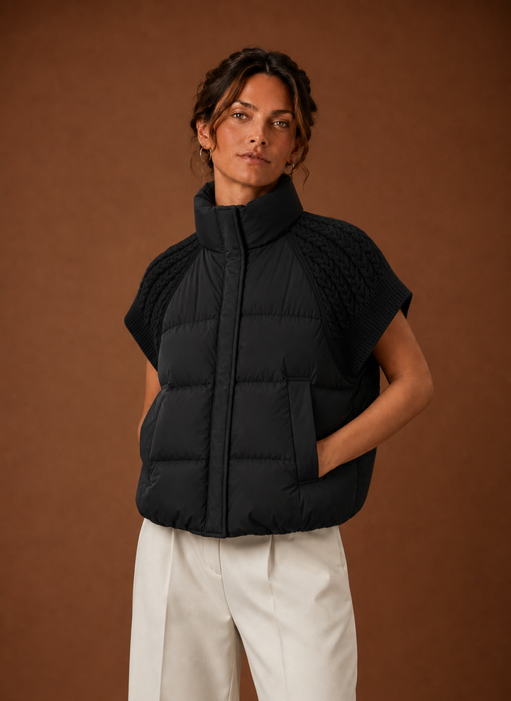 Damen Steppweste mit Strickeinsätzen, ärmellos, ideal für Herbst & Winter. Bequem und vielseitig.