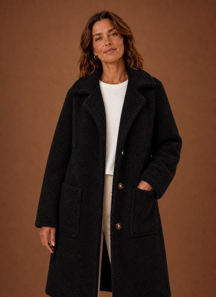 Kuscheliger, weicher Damen Teddymantel, Zweireiher-Design; ideal für kalte Wintertage und Frauenmode.