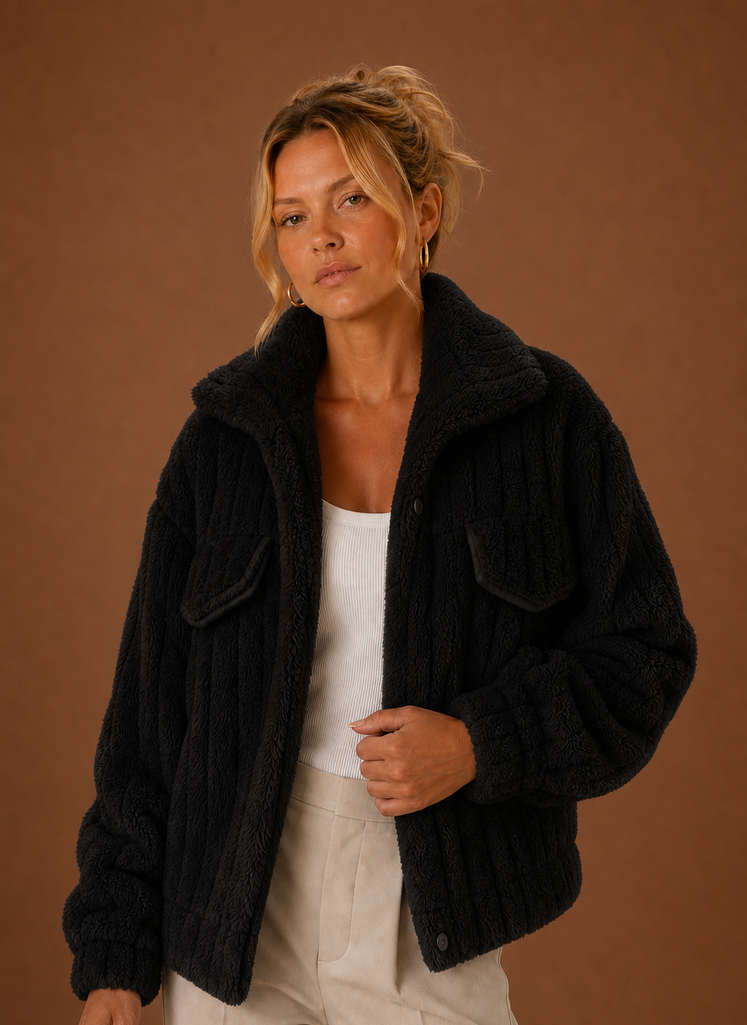 Eleganter schwarzer Oversized Damen Wintermantel, gemütlich und stilvoll, ideal für Wintermode.