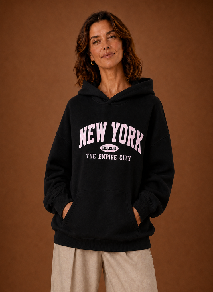 Weißer Damen Oversized Hoodie mit modernem Print, perfekt für entspannte Casual-Looks im Winter.